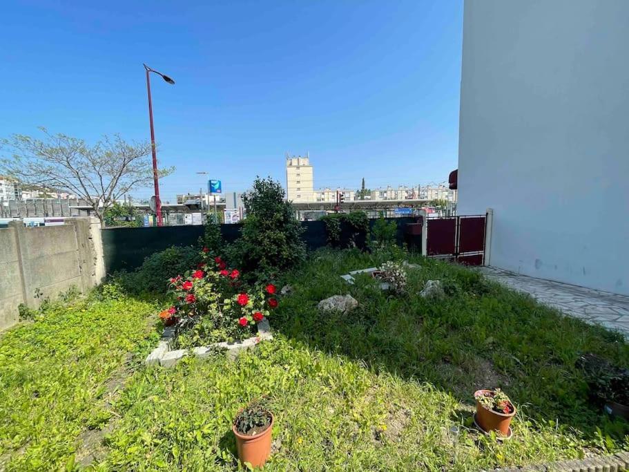 La Maison Est Situee En Face De La Gare Bondy Eksteriør billede
