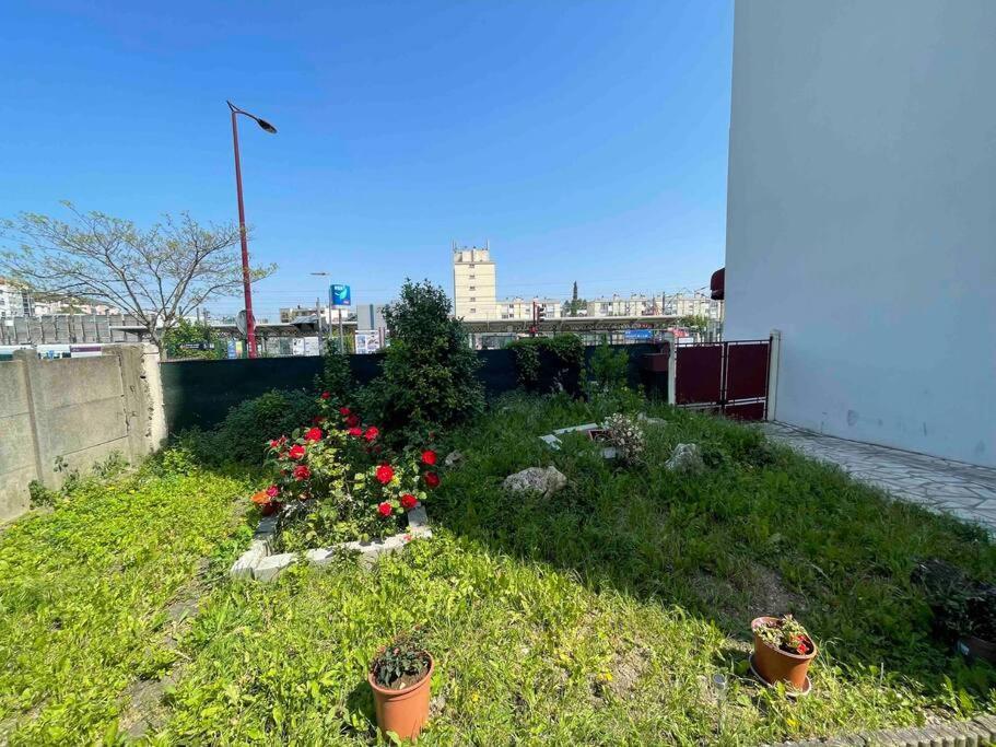 La Maison Est Situee En Face De La Gare Bondy Eksteriør billede
