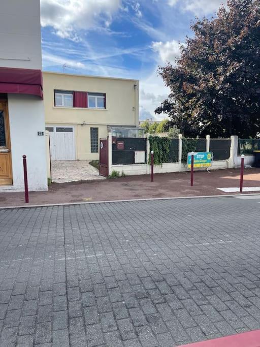 La Maison Est Situee En Face De La Gare Bondy Eksteriør billede