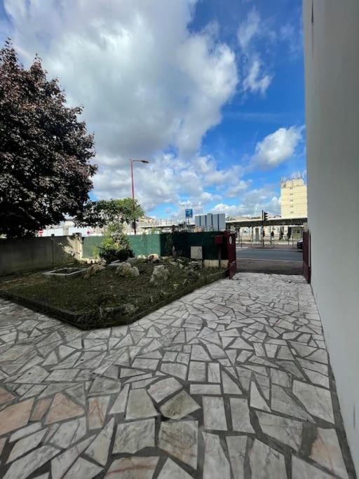 La Maison Est Situee En Face De La Gare Bondy Eksteriør billede