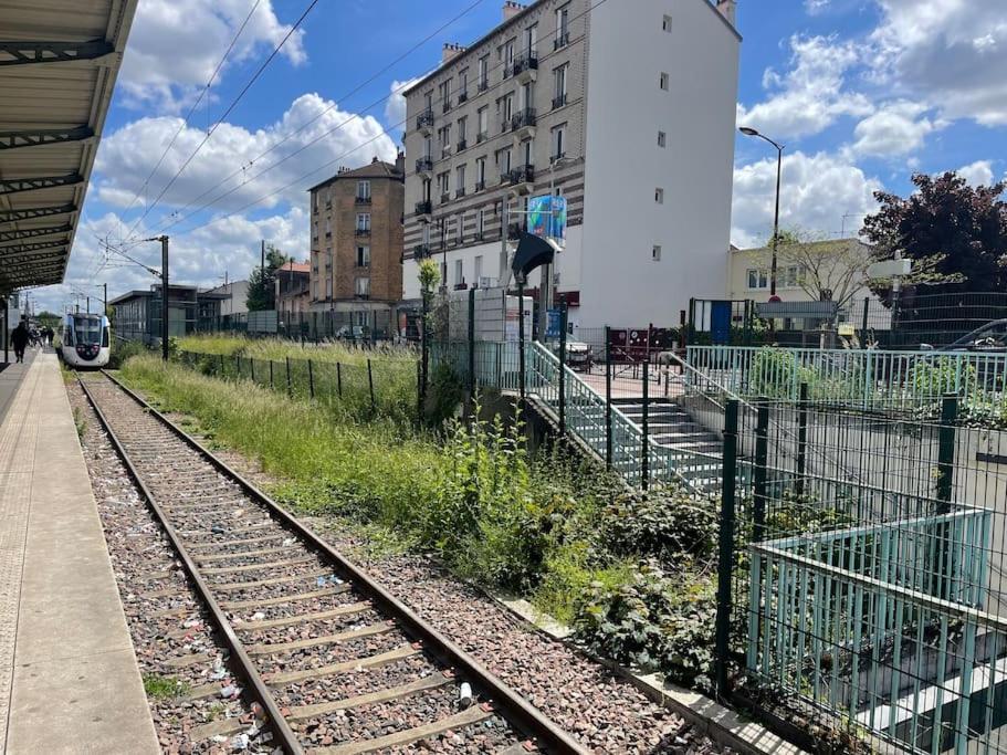 La Maison Est Situee En Face De La Gare Bondy Eksteriør billede