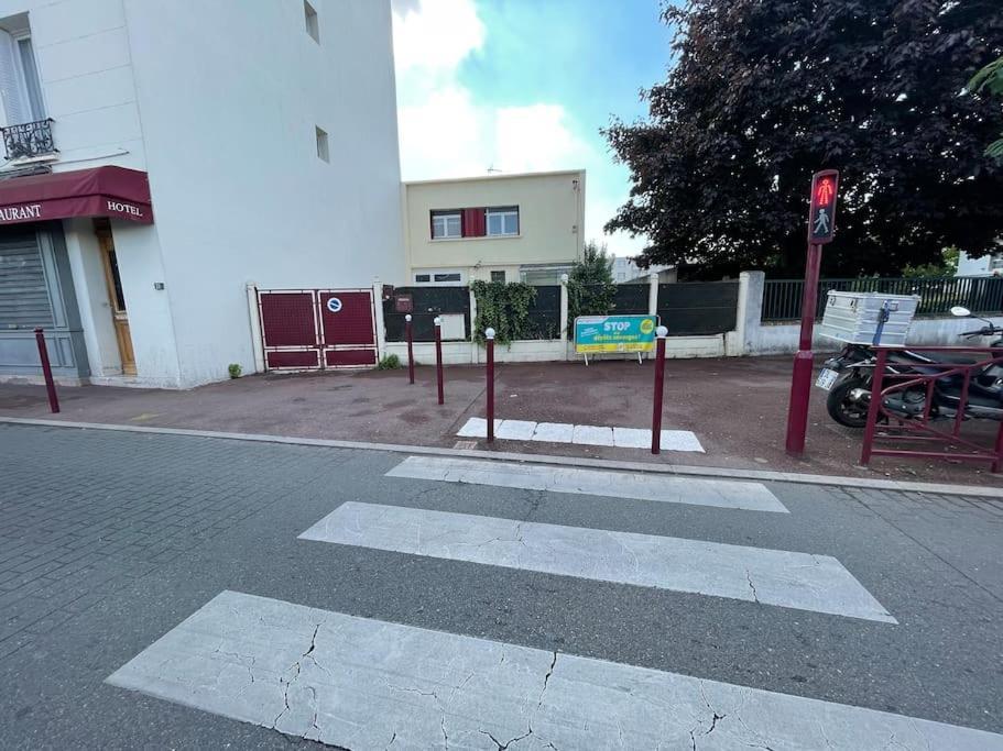 La Maison Est Situee En Face De La Gare Bondy Eksteriør billede