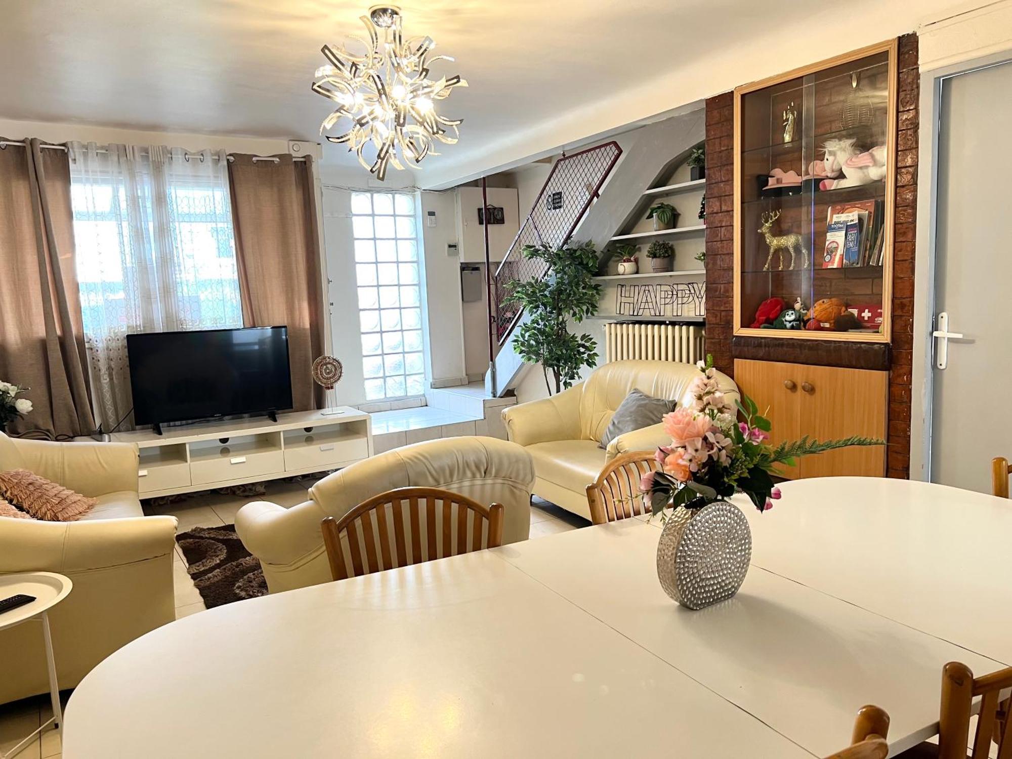 La Maison Est Situee En Face De La Gare Bondy Eksteriør billede