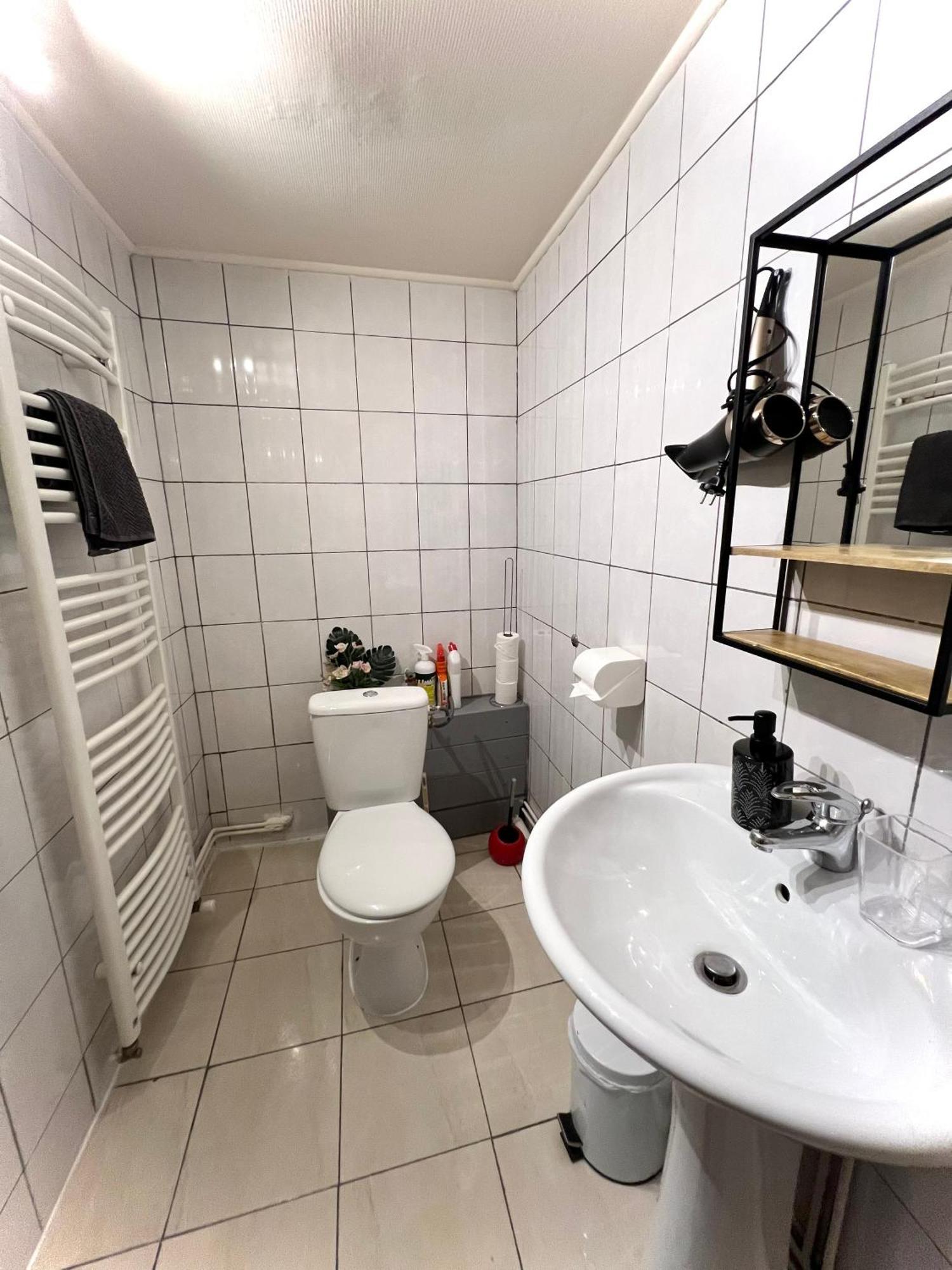La Maison Est Situee En Face De La Gare Bondy Eksteriør billede